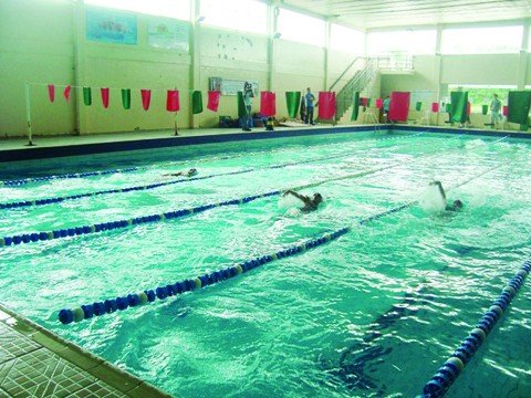 jogos-agitam-escolas-de-tubarao-1 Provas de natação ocorreram no Clube 29 de Junho.