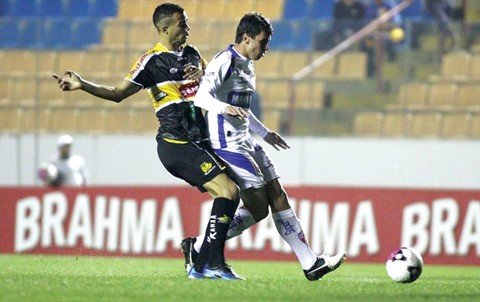 lanterna-cala-o-tigre-1 Derrota custou caro ao Tigre, que cai para terceiro. Foto: Fernando Ribeiro/Criciúma E.C./Notisul