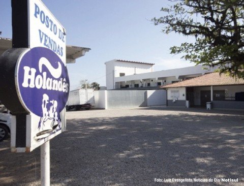 laticinio-e-desinterditado-e-produtos-sao-liberados-1 A empresa estava sem produção há 14 dias, tempo em que os 80 funcionários permaneceram paralisados. A partir desta semana, a produção será 30 mil litros de derivados e 20 mil litros de leite por dia, provenientes de 660 produtores do estado