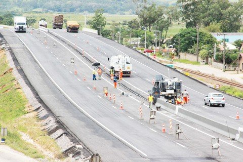 mais-um-viaduto-e-liberado-1 Nos próximos dias, o consórcio Araguaia/Blokos/Emparsanco realizará os trabalhos complementares, como instalação de meio-fios, gramíneas e outtros serviços de complementação estéticas - Foto:Fotos: Muriel Albonico/Esga-Dnit/Notisul