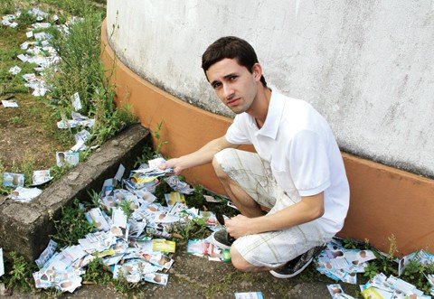 mais-uma-vez-muita-sujeira-nas-ruas-1 João Manoel, organizador do movimento Cidade Limpa é Voto Limpo, ficou decepcionado com o acúmulo de santinhos próximo a alguns locais de votação.
