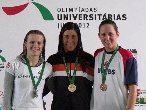 natacao-da-unisul-fica-em-terceiro-1 Djenyfer (esquerda), do curso de educação física, conquistou quatro medalhas de prata