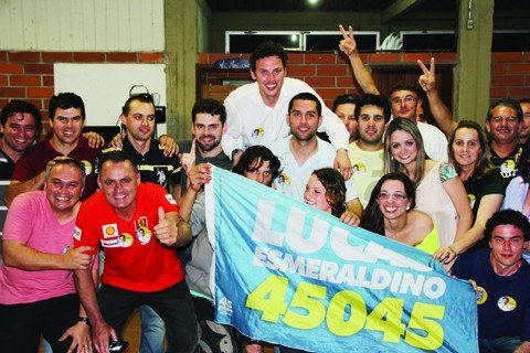 o-vereador-mais-votado-1 Em uma grande comemoração, Lucas (no centro, mais acima) recebeu os parabéns de familiares, amigos e apoiadores de sua campanha eleitoral