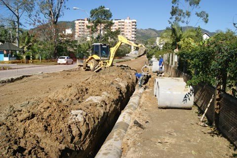 obras-praticamente-paradas-em-gravatal-1 As obras na avenida estão em ritmo desacelerado, o que prejudica o desenvolvimento comercial e turístico de Gravatal - Foto:Prefeitura de Gravatal/Notisul