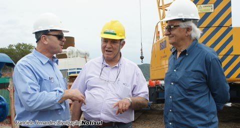 obras-sao-inspecionadas-1 Da direita para a esquerda: deputado federal Ronaldo Benedet, engenheiro Mauri Morales e o superintendente regional sul do Dnit Avani Aguiar. Eles percorreram, em dois dias, todo o trecho sul da BR-101 para avaliar os trabalhos de duplicação da rodovia