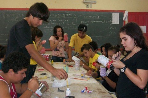 uma-questao-de-responsabilidade-1 Os trabalhos produzidos pelos alunos do ensino médio da escola estadual Saul Ulisséi, serão expostos na Feira de Artesanato, na terça-feira da próxima semana, na Praça Central - Foto:Escola Saul Ulisséia/Divulgação/Notisul