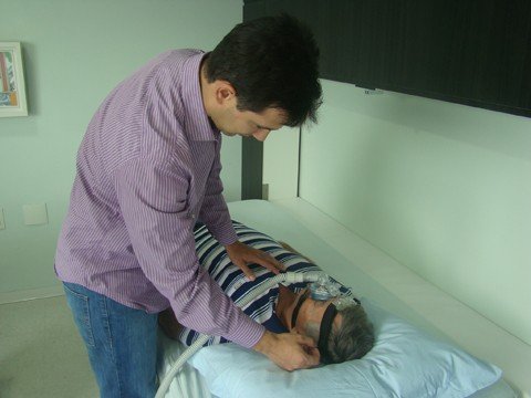 voce-tem-certeza-que-dorme-bem-1 O aposentado Paulo César Amorim utiliza máscara de ventilação mecânica há dois anos e faz terapia do sono com o médico especialista Angelo Ferreira da Silva Júnior