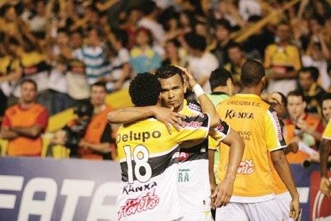 ze-carlos-coloca-o-tigre-na-lideranca-1 Lucca (direita) marcou o segundo do Tigre na vitória por 2 a 1. Foto: Fernando Ribeiro/Criciúma E.C./Notisul