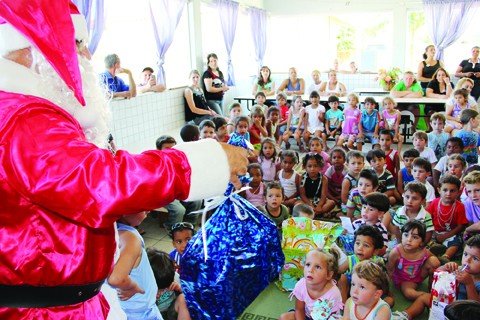criancas-tem-tarde-divertida-na-escola-1 Ao todo, 76 pequeninos receberam presentes do Papai Noel ontem à tarde