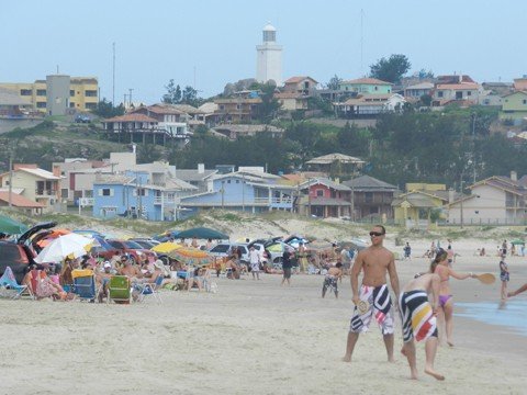 e-vai-dar-praia-1 A estimativa é de que os hotéis e pousadas de Laguna cheguem a 70% de ocupação durante o feriado. No Farol de Santa Marta, a média deverá ficar em 80%.