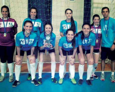 futsal-encerra-os-jogos-deste-ano-1 Meninas do colégio Conceito ergueram a taça de campeãs do futsal.