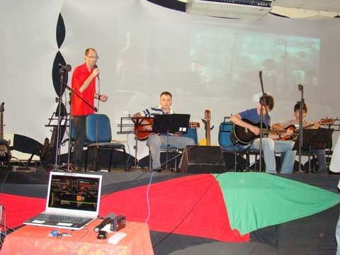 instituto-promove-recital-beneficente-1 O professor e diretor do Instituto Pró Música Leandro Livramento do Nascimento (esquerda) ensaia semanalmente com os alunos para o recital beneficente, no próximo dia 29 - Foto:Instituto Pró Música/ Divulgação/Notisul