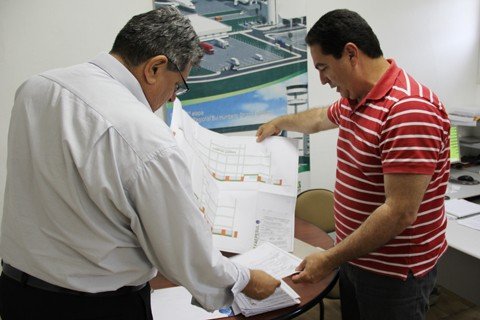 investimento-em-obras-passa-de-r-15-milhao-1 O secretário regional Haroldo Silva (à esquerda) promete acompanha de perto o desenvolvimento dos projetos.