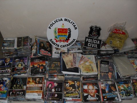 mulher-e-detida-por-crime-de-pirataria-1 As polícias Civil e Militar de Braço do Norte apreenderam, na noite deste sábado, cerca de dois mil produtos pirateados. Foto: Polícia Militar de Braço do Norte/Divulgação/Notisul