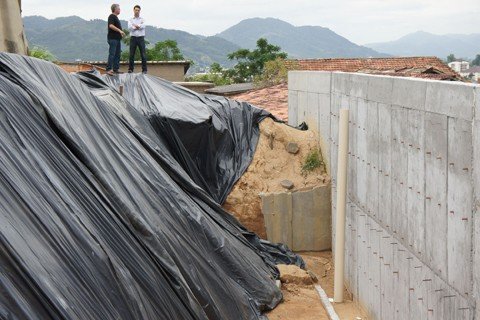 obra-esta-parada-1 Orçada em R$ 599,60 mil, a obra foi iniciada em novembro do ano passado e já deveria estar concluída. Quando estiver pronta, a contenção vai eliminar um dos principais pontos de risco de deslizamento de terras em Tubarão