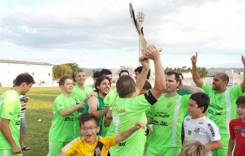 Os jogadores do Palmeiras de Congonhas fizeram a festa pelo título. Foto: Eduardo Ventura/Divulgação/Notisul.