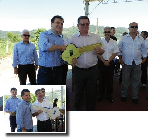 pracas-e-areas-verdes-sao-entregues-1 As chaves simbólicas do loteamento foram entregues ao prefeito de Tubarão, Pepê Collaço (acima), e ao presidente da Associação de Moradores do Parque das Palmeiras, José Gilson Maccari (ao lado)