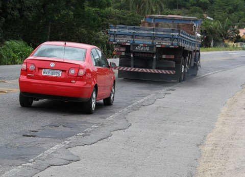 recuperacao-e-exigida-1 As péssimas condições da rodovia estadual tem provocado grandes discussões. Entidades de classe entram no debate e prometem pressão para que a solução seja rápida e condizente com a demanda da região.