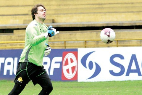 tigre-dispensa-mais-dois-1 O goleiro Michel Alves foi um dos principais nomes do Tigre na campanha desta Série B. A vontade do atleta é permanecer no time no próximo ano. Foto: Fernando Ribeiro/Criciúma E.C./Notisul
