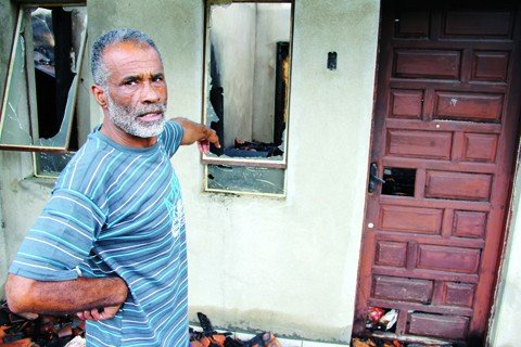 um-irmao-precisa-de-ajuda-1 Triste, mas certo de que a ajuda vai chegar, Amauri mostra o que restou de sua casa, erguida com muito sacrifício. Fruto de seu trabalho e de sua família. “É muito triste, mas Deus foi misericordioso.