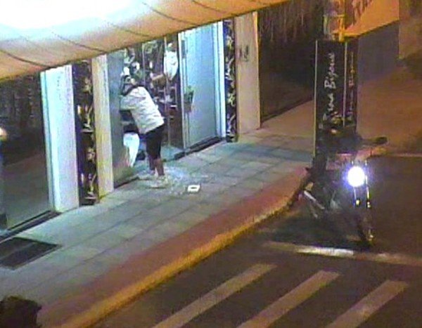 cameras-flagram-ladroes-em-loja-1 As imagens do sistema de videomonitoramento flagraram toda a ação dos dois criminosos. Foto: Polícia Militar de Imbituba/Divulgação/Notisul