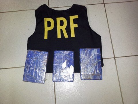 casal-e-flagrado-com-32-quilos-de-cocaina-1 Os três tabletes estavam em uma sacola no banco do passageiro dianteiro. Foto: Polícia Rodoviária Federal de Paulo Lopes/Divulgação/Notisul