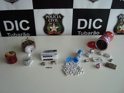 casal-que-abastecia-bocas-e-preso-1 Foram apreendidos 89 pedras de crack, torrões de maconha e micropontos de LSD. Foto: DIC Tubarão/Divulgação/Notisul