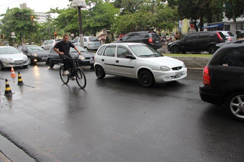 ciclista-respeito-para-ser-respeitado-1 Ernani utiliza a bicicleta todos os dias e afirma: “Pedalar em Tubarão é desafiador”