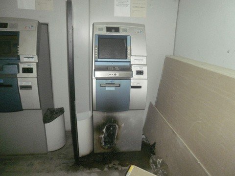 criminosos-vao-embora-de-maos-vazias-1 As agências do Banco do Brasil são as mais visadas pelos caixeiros. Após danificarem o caixa eletrônico, foram surpreendidos, pois não havia dinheiro dentro