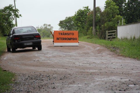 desvio-torto-1 A falta de sinalização adequada faz com que os motoristas desobedeçam a placa localizada perto da Sede Náutica, no bairro Passagem, em Tubarão, e sigam até a ponte interditada, que fica a aproximadamente dez quilômetros do local