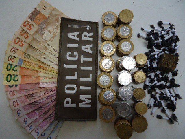 dupla-e-presa-por-trafico-de-drogas-1 A apreensão da Polícia Militar resultou em 65 pedras de crack, R$ 442,00 em moedas e várias cédulas. Foto: Polícia Militar de Tubarão/Divulgação/Notisul
