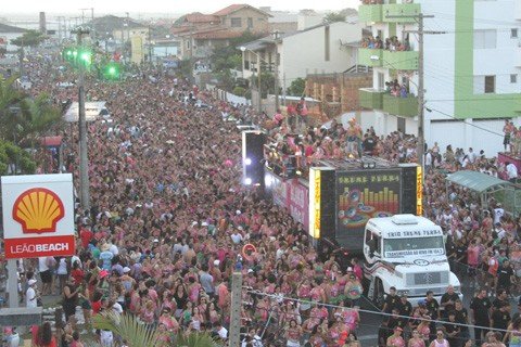 escolas-de-samba-garantem-a-festa-1 Laguna fica assim no Carnaval. No Bloko Rosa deste ano, havia mais de 30 mil pessoas na avenida atrás do trio elétrico - Foto:Bloko Rosa/Divulgação/Notisul