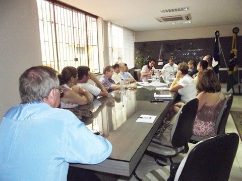 fiscalizacao-comeca-pelos-vendedores-de-alimentos-1 reunião, nesta sexta-feira pela manhã, tratou dos último detalhes do mutirão de fiscalização. À tarde o trabalho começou a ser feito com os vendedores de alimentos - Foto:JB Guedes/CDL-Tubarão/Notisul