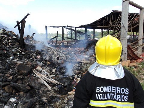 galpao-de-reciclagem-e-parcialmente-destruido-1 Foram gastos cerca de 24 mil litros de água. A ação de combate durou seis horas - Foto:Bombeiros voluntários de Jaguaruna/Divulgação/Notisul