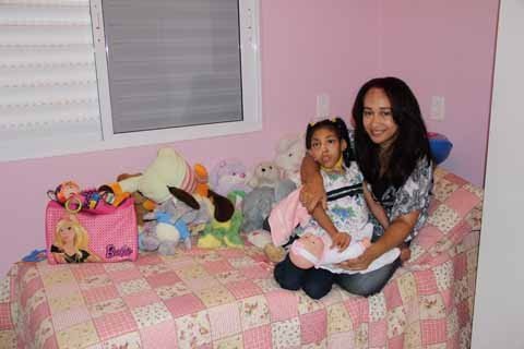 lei-beneficia-funcionario-publico-1 A pedagoga Ana Regina Souza Furlaneto, mãe da pequena princesa Lorena, 9 anos, trabalha 30 horas semanais e será uma das servidoras da prefeitura de Tubarão a ser beneficiada com a nova lei
