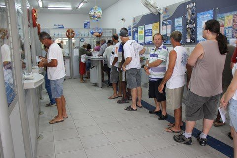 lotericas-cheias-de-esperanca-1 As lotéricas ficaram com filas durante todo o dia. Até ontem, mais de 52 milhões de pessoas fizeram apostas para tentar ganhar o maior prêmio da história da Mega-Sena