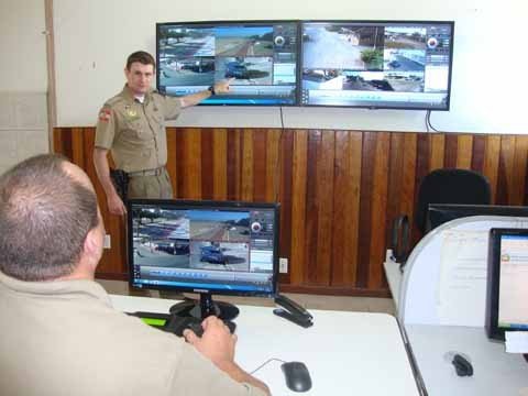 mais-dez-cameras-em-operacao-1 Uma sala foi adaptada para efetuar o monitoramento das imagens. No entanto, o mesmo espaço será totalmente reestruturado no primeiro semestre do próximo ano