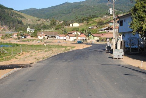 obra-de-pavimentacao-asfaltica-e-inaugurada-1 Asfaltamento da principal estrada da comunidade de Bom Jesus, em Armazém, contou com o investimento de R$ 500 mil do governo do estado - Foto:Chênia Cenci/SDR-Braço do Norte/Notisul