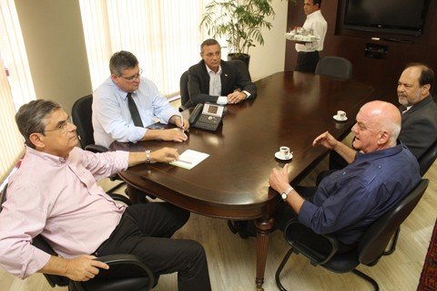 olavio-quer-a-reducao-na-contrapartida-de-convenios-1 O secretário de desenvolvimento regional em Tubarão, Haroldo Silva, o Dura (PSDB), acompanhou Falchetti na audiência. A aproximação é uma tentativa de trazer o estado como parceiro da prefeitura em 2013