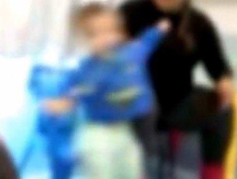 professora-sai-da-cadeia-1 As imagens obtidas pela Polícia Civil mostram as agressões cometidas pela professora, contra um bebê de 1 ano e 5 meses. Foto: Polícia Civil/Divulgação/Notisul
