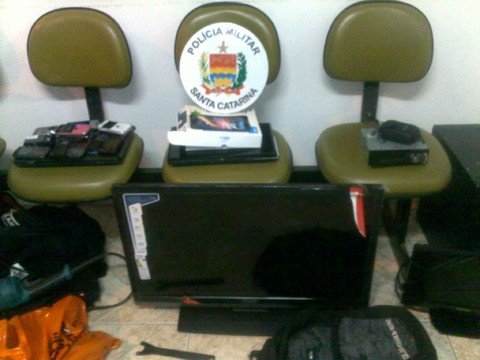 quadrilha-e-presa-apos-praticar-dois-crimes-1 Os produtos furtados na loja de eletrodomésticos foram recuperados pela Polícia Militar. Fotos: Polícia Militar de Braço do Norte/Divulgação/Notisul