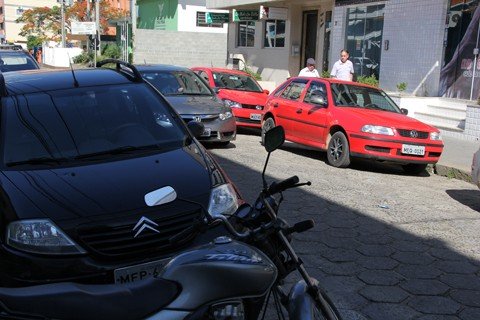 50-mil-novos-veiculos-em-um-ano-1 No verão, como muitos tubaronenses curtem as férias no litoral, o fluxo de veículos até que fica tranquilo no centro da cidade