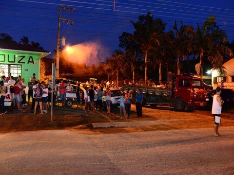 agora-a-briga-e-na-justica-1 Desde às 4 horas de ontem, muitos moradores fizeram vigília nas proximidades do terreno onde será construída a penitenciária.