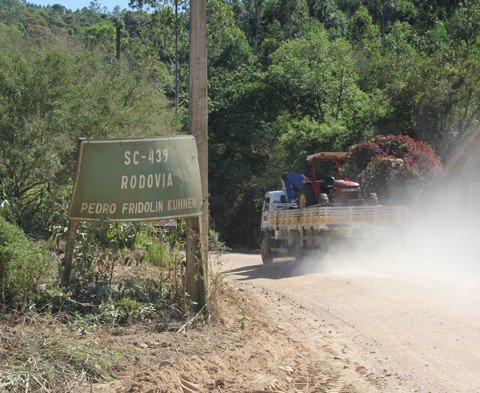 asfaltamento-sera-licitado-1 O fato da ligação entre Grão-Pará e Urubici ainda ser de chão batido afeta o turismo e o escoamento das produções.