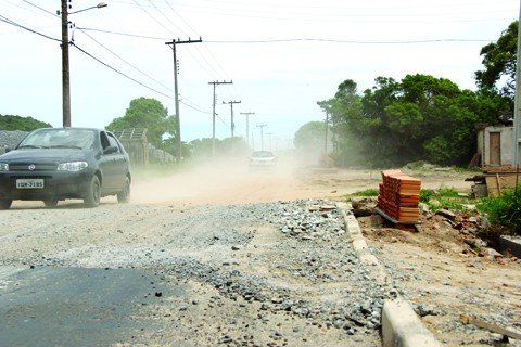 caminhoes-pipa-em-acao-1 A cada carro que passa pela estrada, uma ‘nuvem’ de poeira se forma