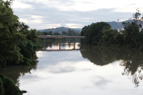 casan-tem-interesse-em-reassumir-o-servico-1 Hoje, todo o esgoto da cidade é despejado diretamente no Rio Tubarão.
