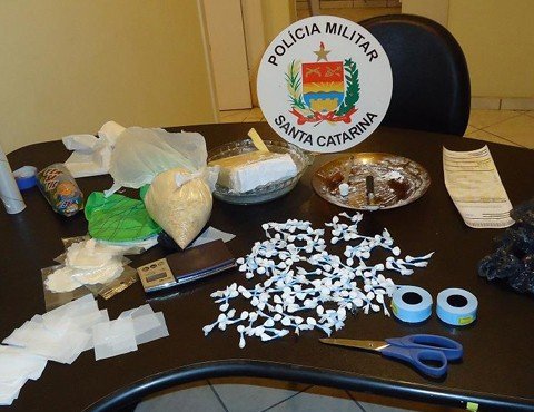 cocaina-crack-arma-e-municoes-1 Um apartamento no bairro Dehon era usado para guardar e preparar as drogas para a venda. Havia um quilo de cocaína e pouco mais de quilo de crack, entre outros materiais, escondidos no imóvel. Fotos: Polícia Militar de Tubarão/Divulgação/Notisul