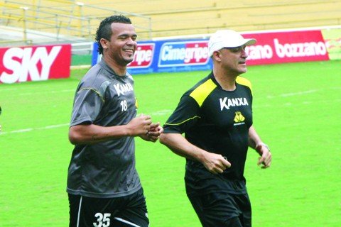 comelli-espera-por-um-camisa-9-1 Zé Carlos (esquerda) pode ser poupado para o jogo de amanhã - Foto:Fernando Ribeiro/Criciúma E.C./Notisu