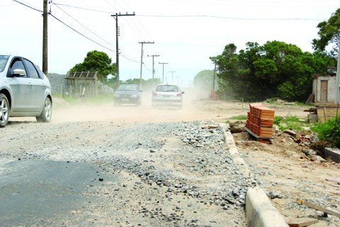 comunidade-ameaca-fechar-a-estrada-1 Assim que acaba o asfalto, colocado entre a Lagoa do Noca e a Passagem da Barra, a poeira toma conta da estrada e das casas localizadas às margens
