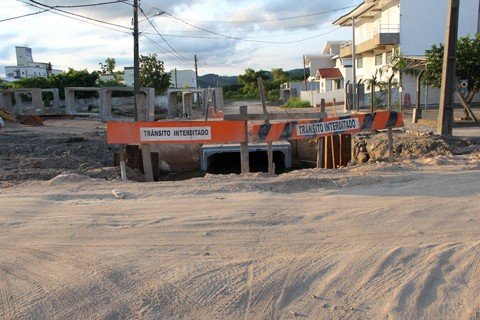 contrato-e-rescindido-1 No início da rua Luiz Pedro de Oliveira, na esquina com a Simeão Esmeraldino de Menezes (que liga a rodoviária a Unisul), a empresa deixou um buraco aberto e várias caixas de concreto.